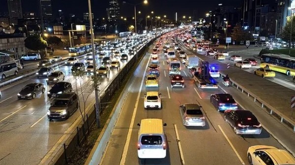 İstanbul'da trafik kilit! Yoğunluk yüzde 76'ya çıktı...
